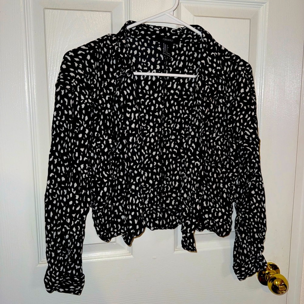 Forever 21 Black & White Abstract Dot Cropped Blouse – Size Small